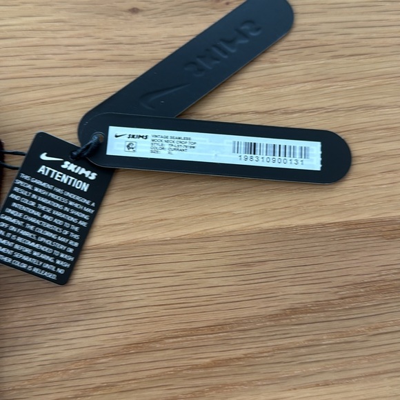 Nike x Skims vintage seemless mock neck crop top color currant size XL tags on - Picture 4 of 5